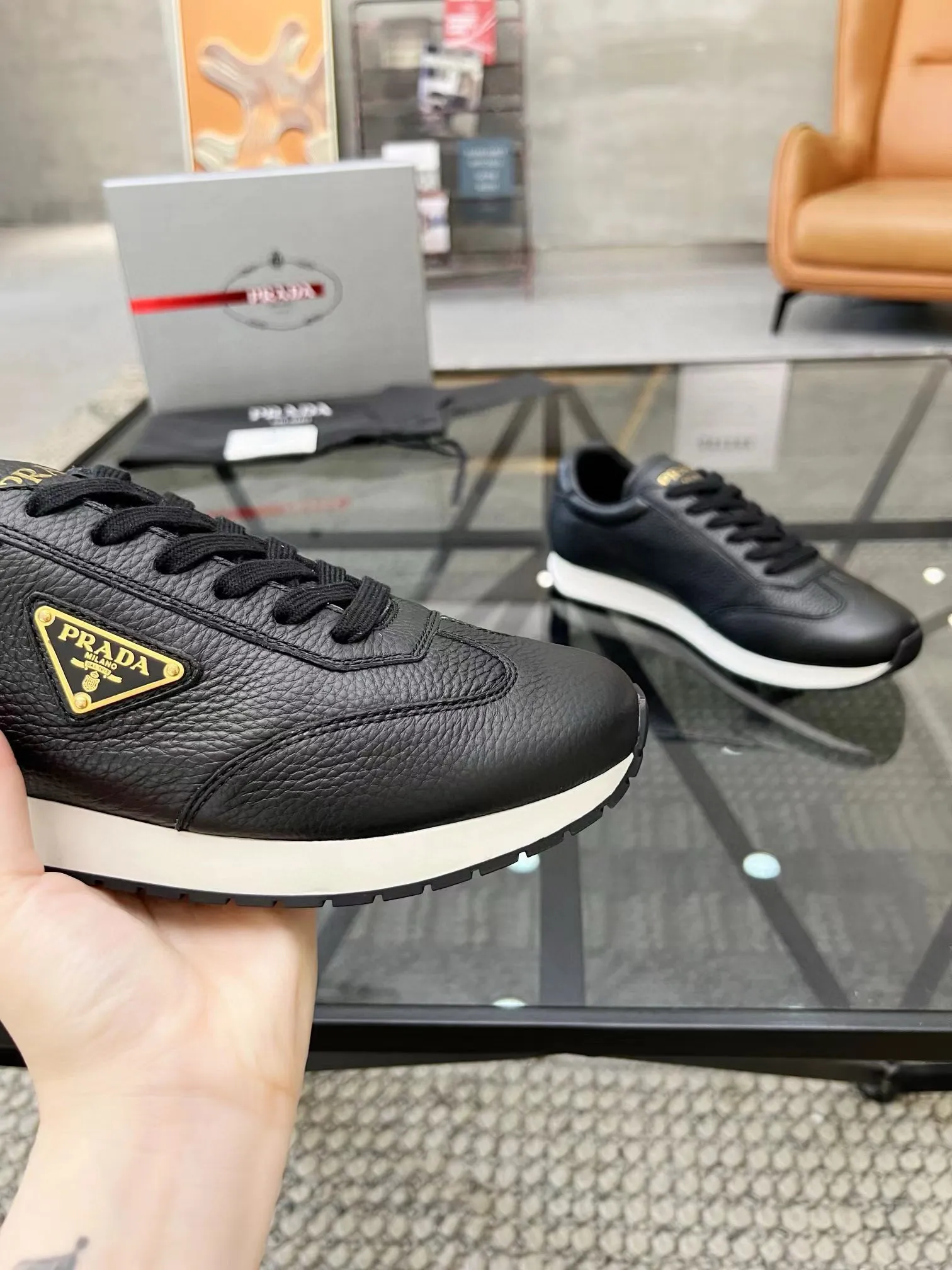 Factory price: 400💰Prada new men's leather sports shoes, the highest version on the market, any comparison is welcome🆚! The original leather has excellent texture and is super high-end! Fetal sheep net lining imported from Italy, removable pad! Luxurious materials and fine workmanship, highly recommended! Code number: 38-44, customized 45